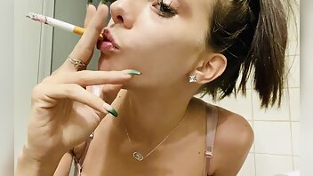 justnitnee putting up my hair speed smoke ps i have no makeup on. xxx onlyfans porn videos